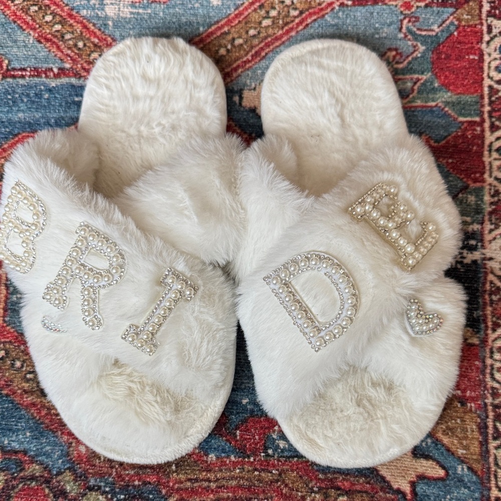 Pearl-Embellished White Fuzzy Slide Slippers